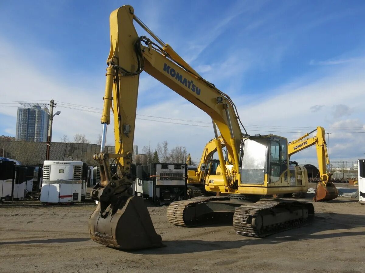 Экскаватор komatsu pc220. Комацу экскаватор 210 гусеничный. Гусеничный экскаватор комацу 220. Komatsu 220-8. Экскаватор komatsu pc220.