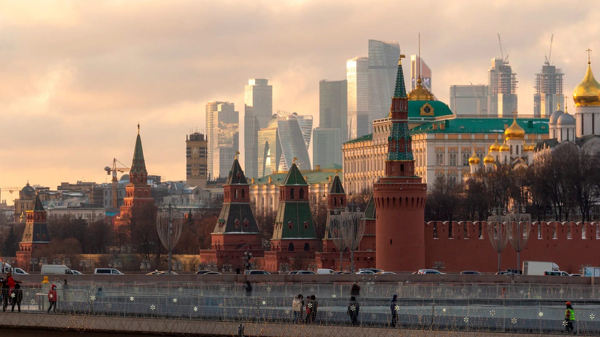 Москве ограничения в москве. Закрытая москва. Время в москве. Москворецкий мост москва сити кремль. Москва пустая красная площадь в карантин.