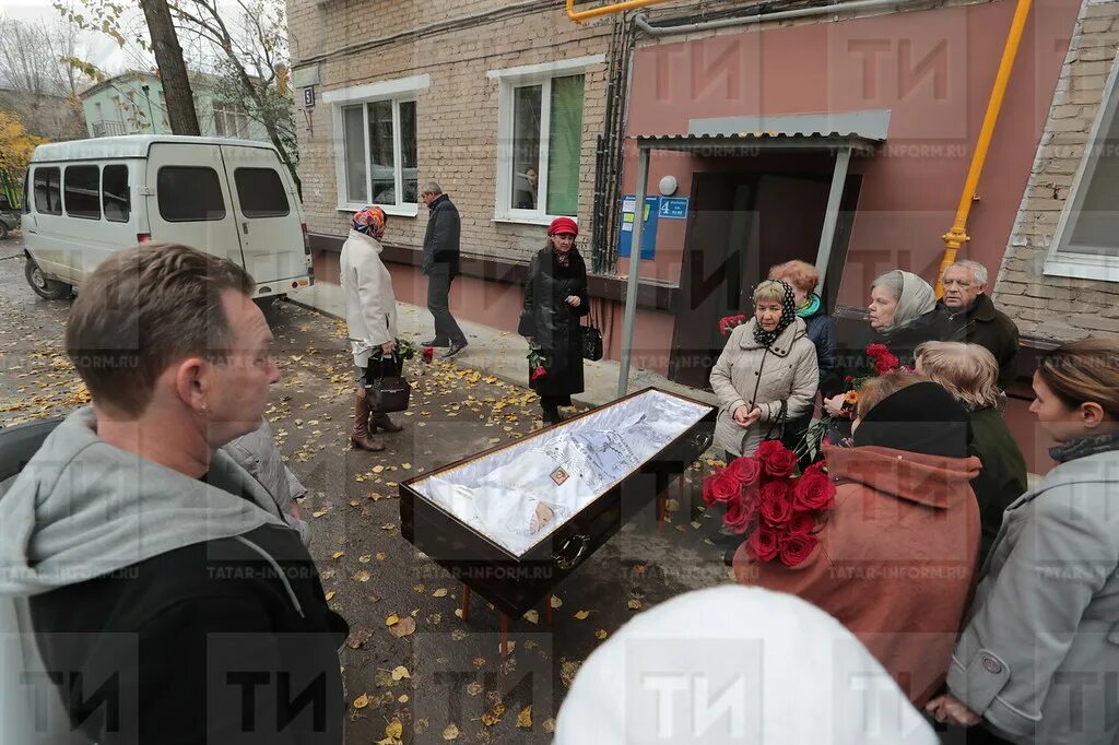 Похороны галины коробовой саранск 2012 май. Прощание с вильданом галиным. Прощание фото. Прощание фото. Прощание в театре сатиры.