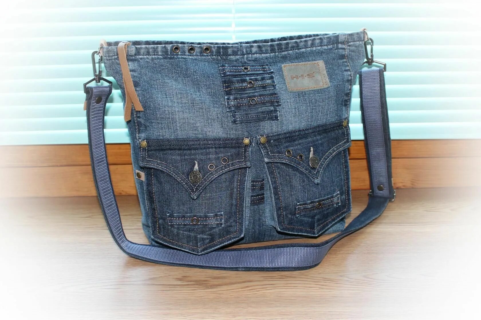 Сумки из джинса дорожные. Pepe jeans london сумка. Мужская джинсовая сумка. Апсайклинг джинс. Пэчворк сумки из джинсы.