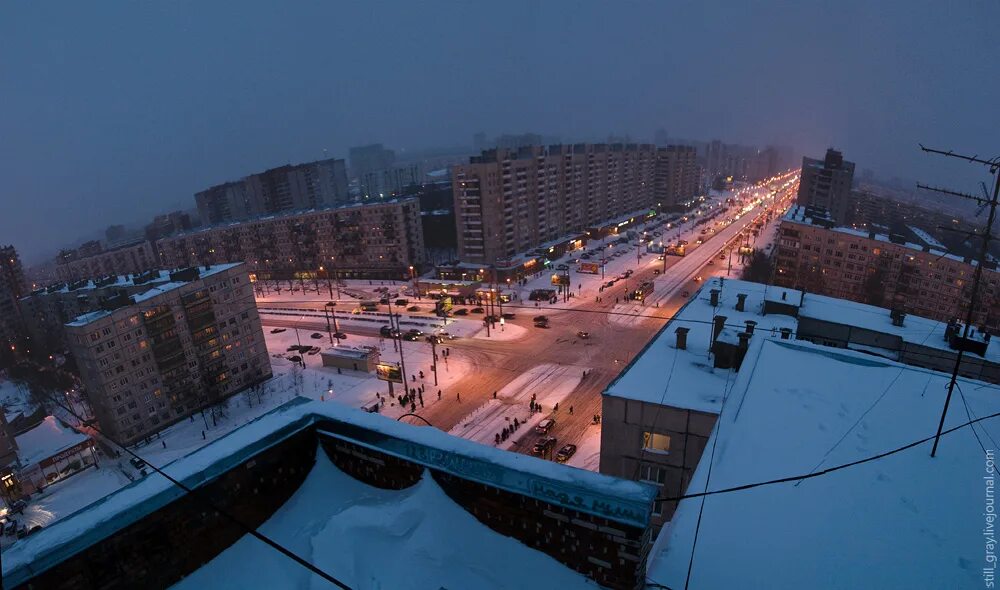 Новый реальном можно. Ви с крыши зимой. Вид с крыши вниз ночью зимой. Вид с крыши многоэтажки зимой ночью. Крыши многоэтажек зимой.