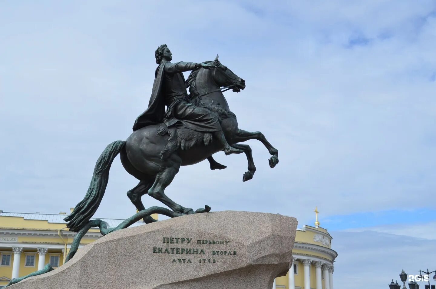 Памятник петру в санкт петербурге. Памятник Петру 1 в Санкт-Петербурге. Памятник Петру в Питере. Пётр первый памятник в Питере. Памятники Петру первому в СПБ.