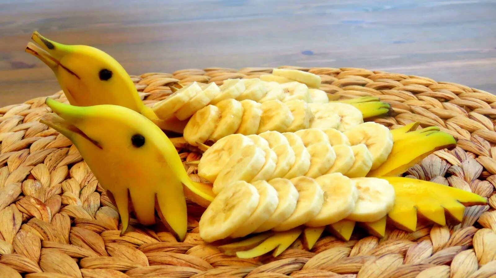 Поделки из фруктов. Композиция из бананов. Что сделать из бананов. Украшения из бананов. Карвинг из бананов.