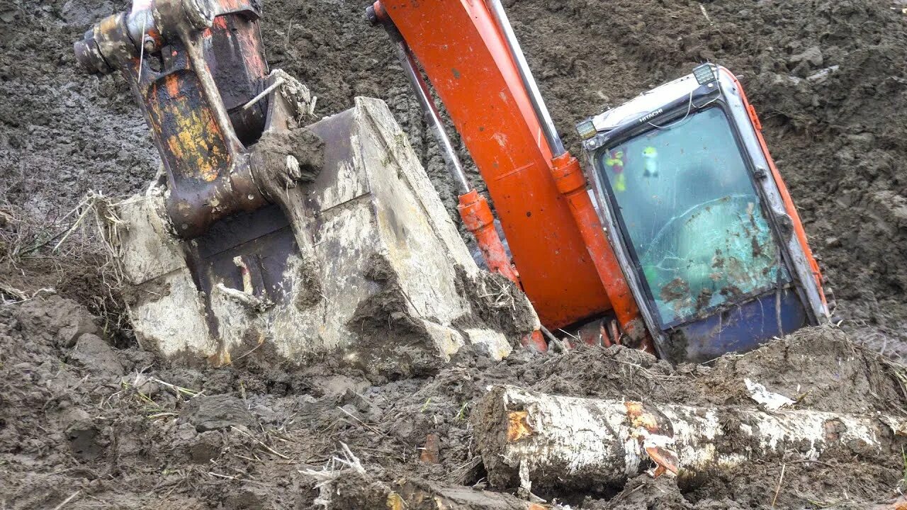 Как вытаскивали экскаватор. Экскаватор застрял в грязи. Как вытаскивали экскаватор. King river экскаватор. Бульдозер из турбозавтров.