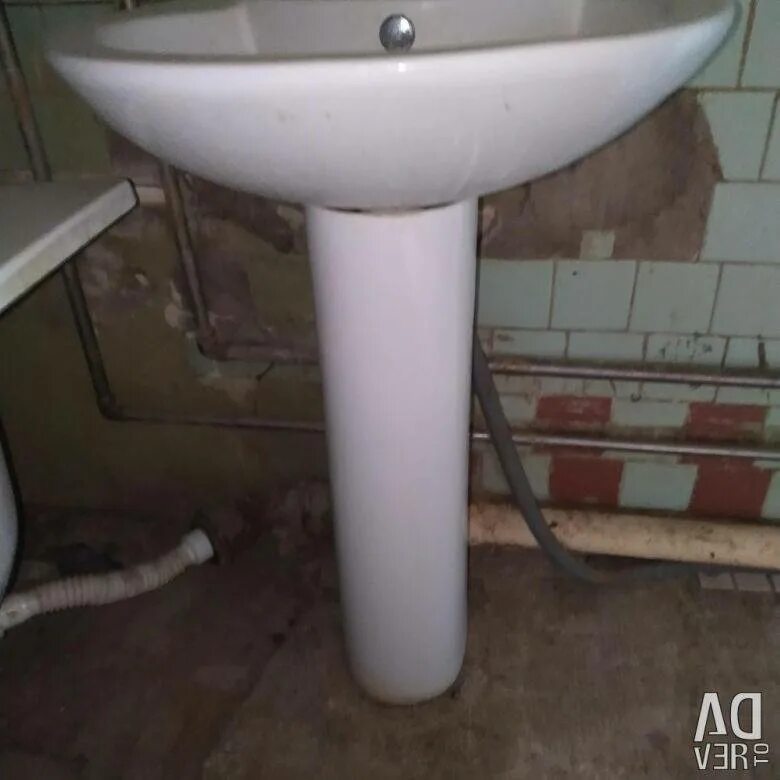 Раковина тюльпан с пьедесталом монтаж. Раковина с ногой тюльпан. Крепление умывальника в ванной. Раковина тюльпан с пьедесталом монтаж сифона. Монтаж умывальника с пьедесталом.