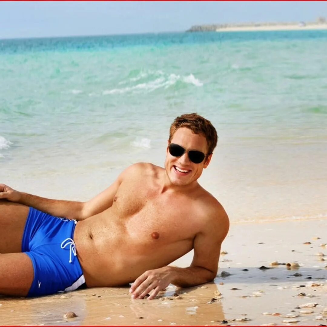 Russian men beach. Мужчина пенсионер на пляже. Мужчина 50 лет на пляже. Мужчина на пляже с коктейлем. Полные мужчины на пляже.