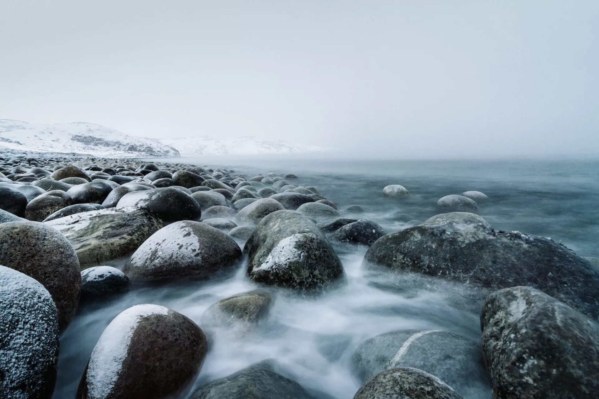 Камни в холодной воде