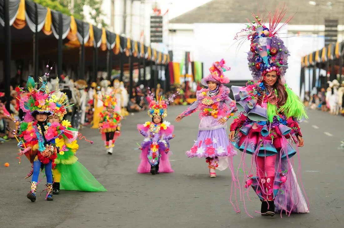 Карнавал в полный рост. Индонезия карнавал. Карнавал Карафуру Индонезия. Карнавал в городе. Парад костюмов.
