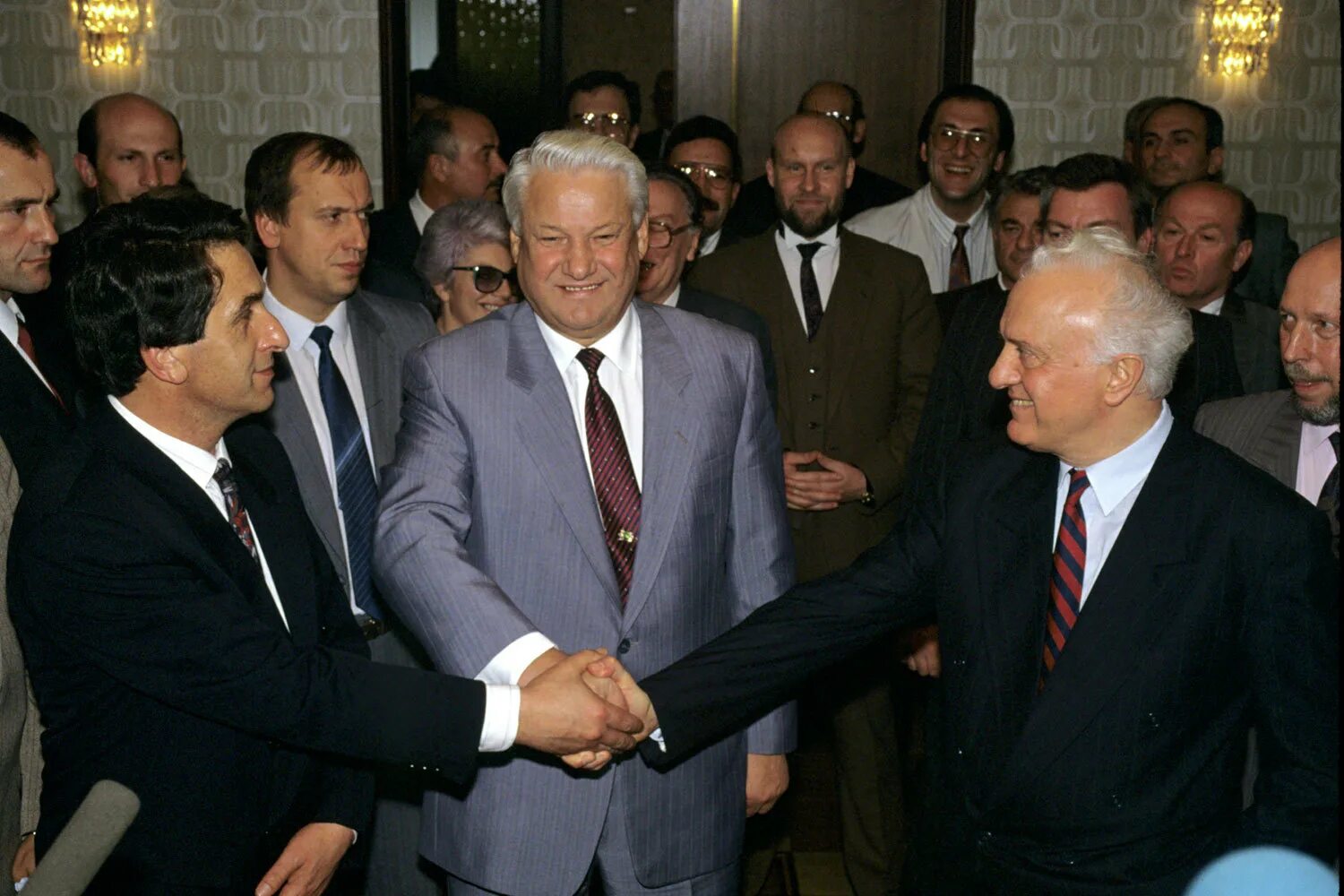Грузия соглашение. Шеварднадзе 1992 Ельцин. Шеварнадзе Ельцин и Арзенба. Ардзинба и Шеварднадзе. Ельцин Шеварднадзе Ардзинба соглашение.