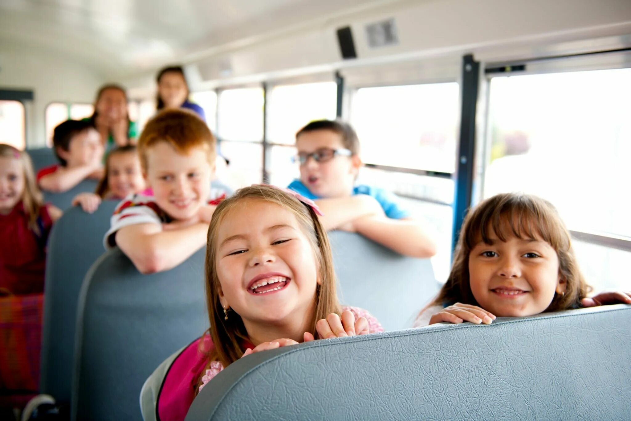 Экскурсии для школьников. Автобус для детей. Экскурсионный автобус для школьников. Школьная экскурсия.