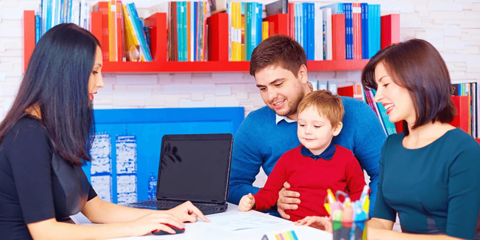 одаренные родители. родители и дети. учитель и ученик. талантливый ребенок у родителей. мама с ребенком школьником.