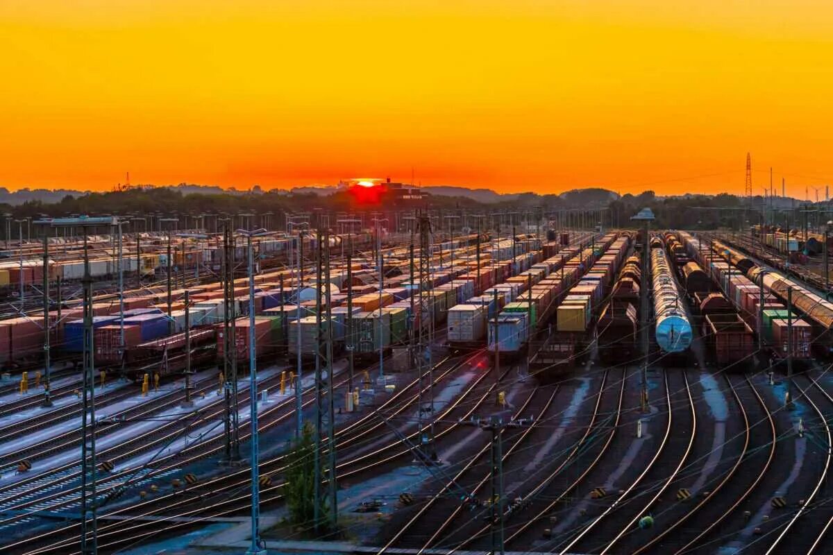 Железнодорожные перевозки армении. Training transport. Ж/д перевозки грузов. Железнодорожный транспорт. Грузовые перевозки жд.