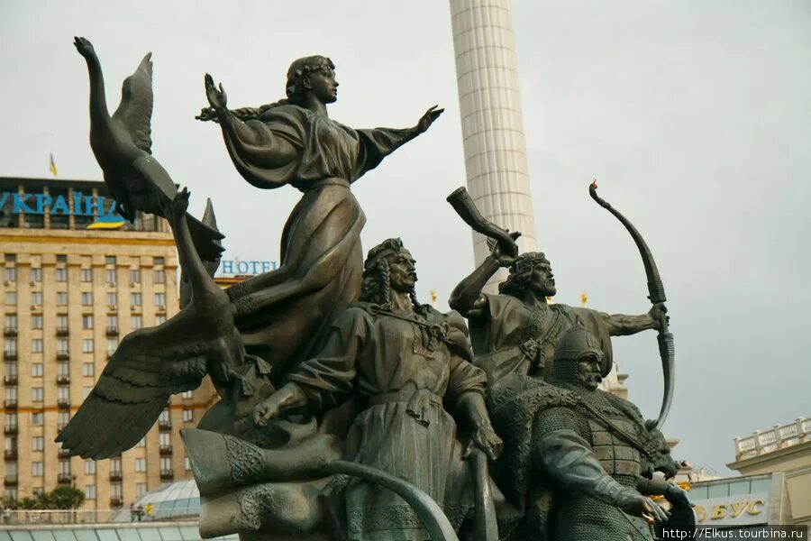 Памятник основателям киева. Памятник мушкетерам в гаскони. Три брата кий щек хорив. Памятник основателям города в киеве. Брат кия основателя киева.