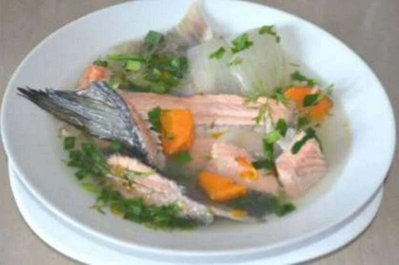 Как варить уху из форели. Уха из форели головы и хвоста. уха из лосося голова и хвост. уха с красной рыбы. уха из головы лосося.