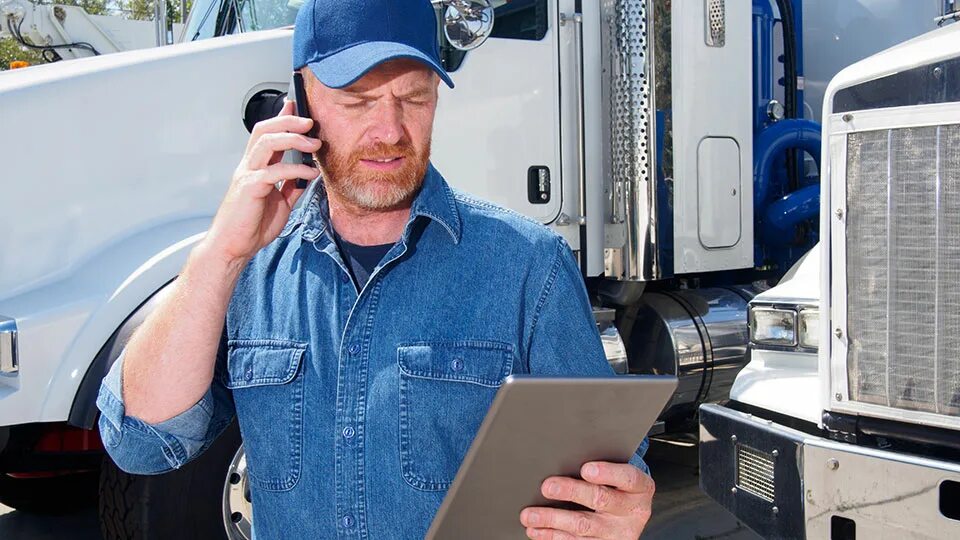 Радиосвязь дальнобойщиков. Водитель фуры с телефоном. Радио дальнобойщиков. Рация в грузовике. Водитель говорит по рации.