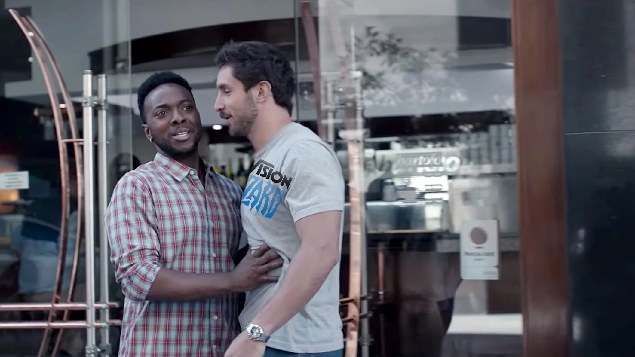 Парень останавливает. Парень останавливает. Кадр из рекламы gillette. Время любовников». Испуганный мужик с в руках.