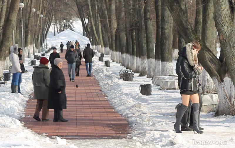 Скрытое видео на улице девушек. Женщины зимой на улице. женщины в юбках зимой. в мини юбке зимой. зимой в короткой юбке.