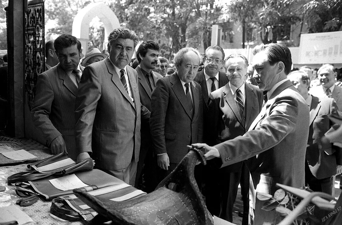 Сергей николаевич слюньков. Рашидов шаид писатель. Брежнев 1966. Первый председатель кыргызской сср. Первый секретарь цк кп.