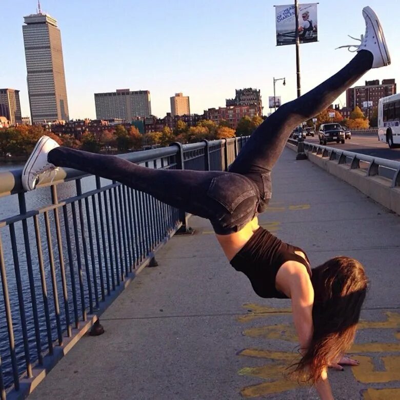 Боковое сальто. Сальто девушки. Девушки делают сальто. Девушки делают сальто. Девушки делают сальто.