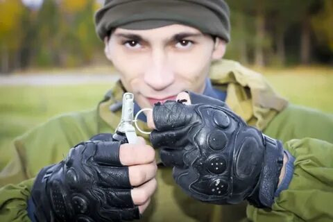 Парень гранаты