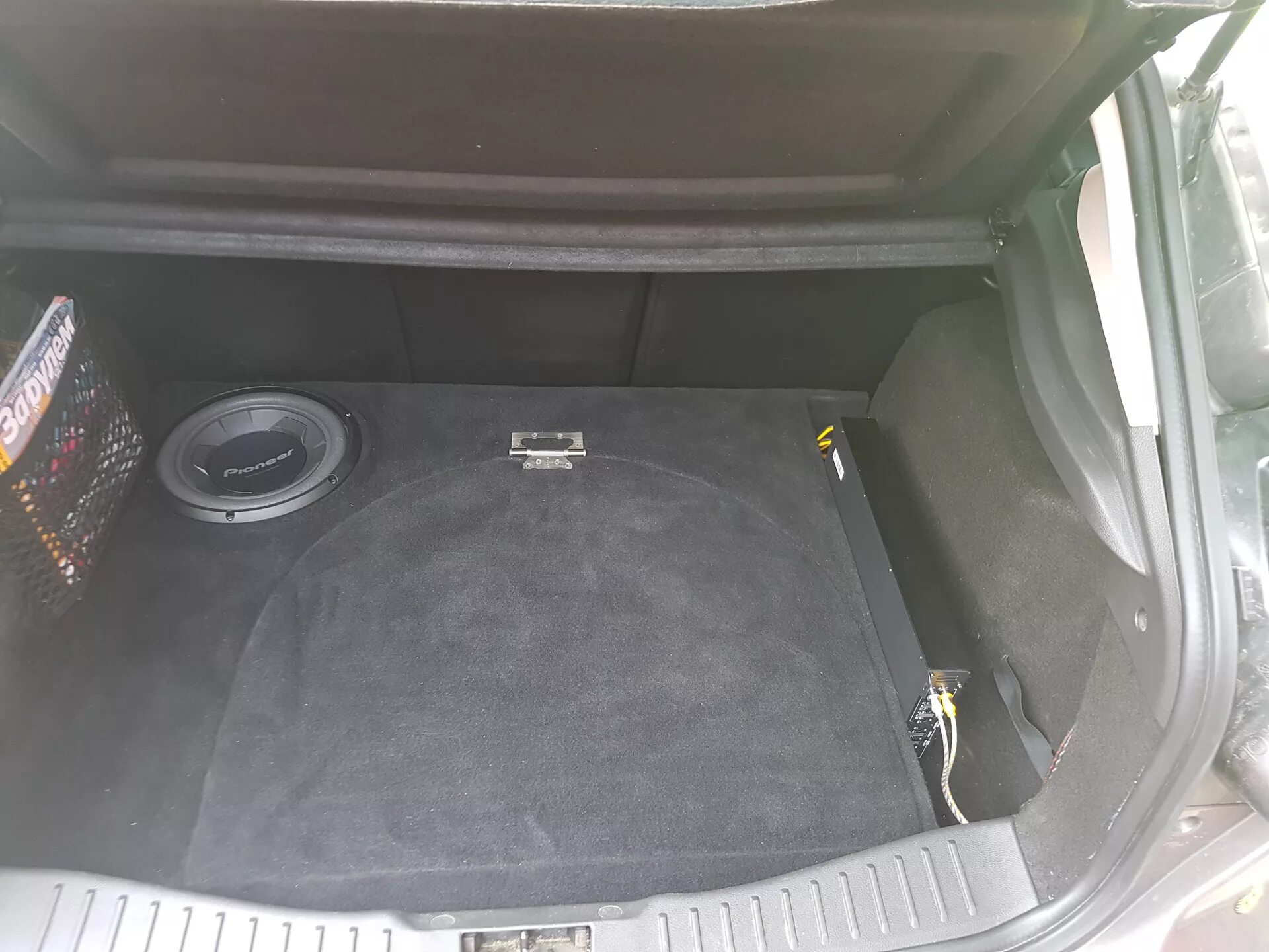 Короб стелс ford focus 2 хэтчбек. Короб для сабвуфера форд фокус 2 хэтчбек. Сабвуфер в крыло форд фокус 2 хэтчбек. Стелс короб ford focus 3. Сабвуфер на форд фокус 2 хэтчбек рестайлинг.