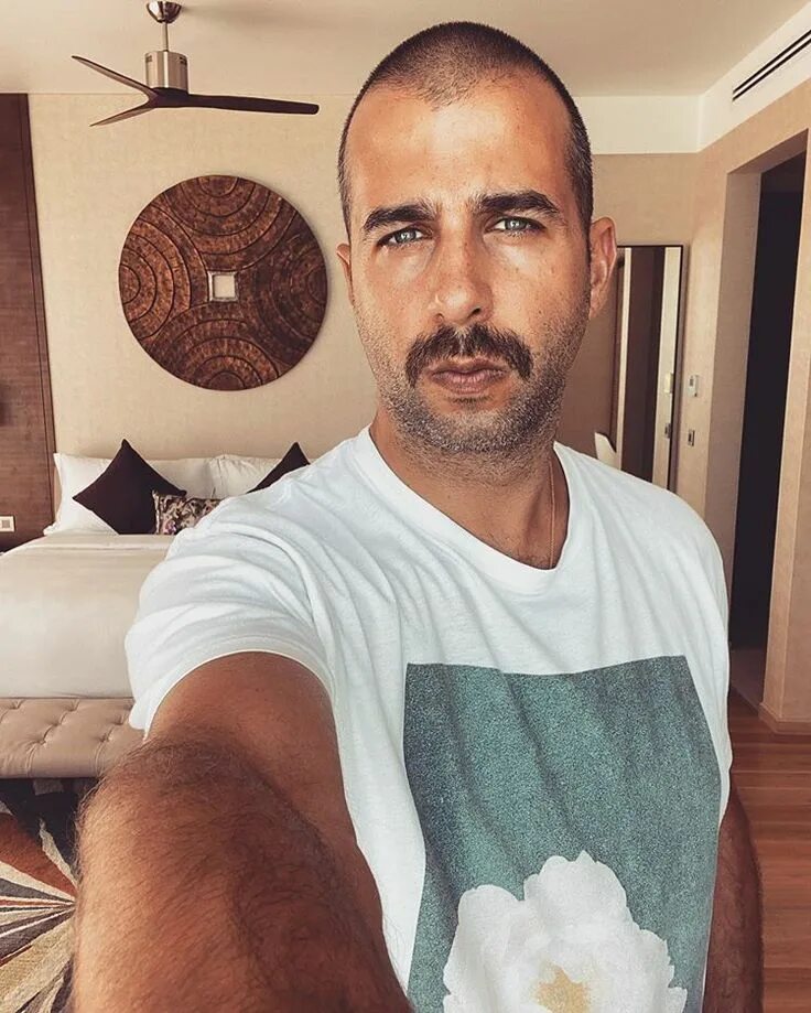 Ваня ургант. Ургант. Ургант в маске. Ургант инстаграм. Ургант инстаграм.