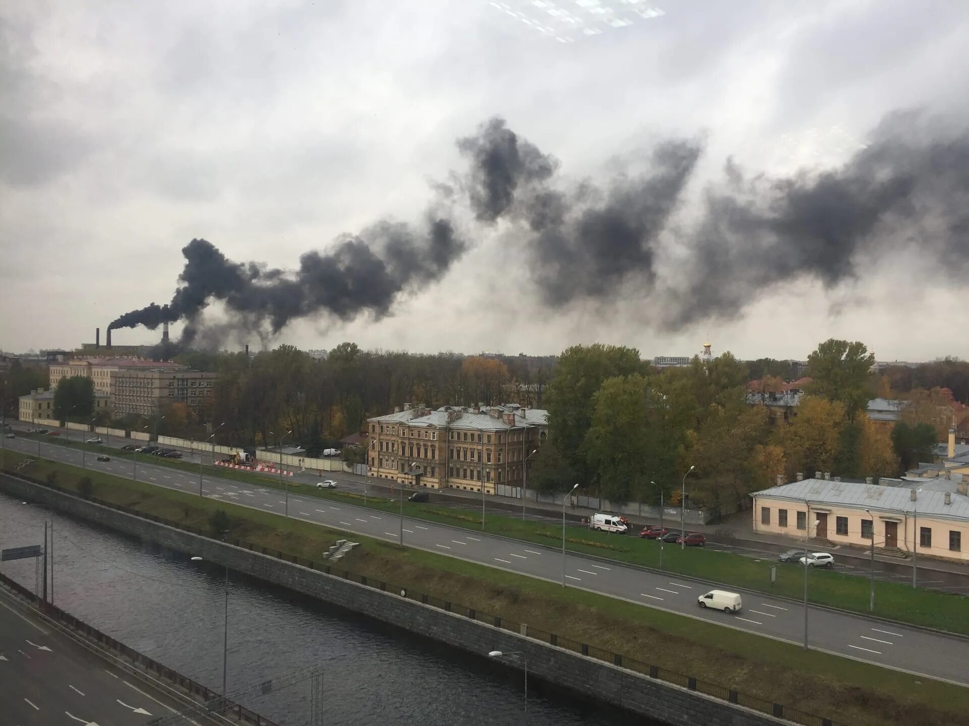 Санкт-Петербург в дыму 2002. Город в дыму. Дымка в городе. Задымление воздуха. Черный дым сегодня