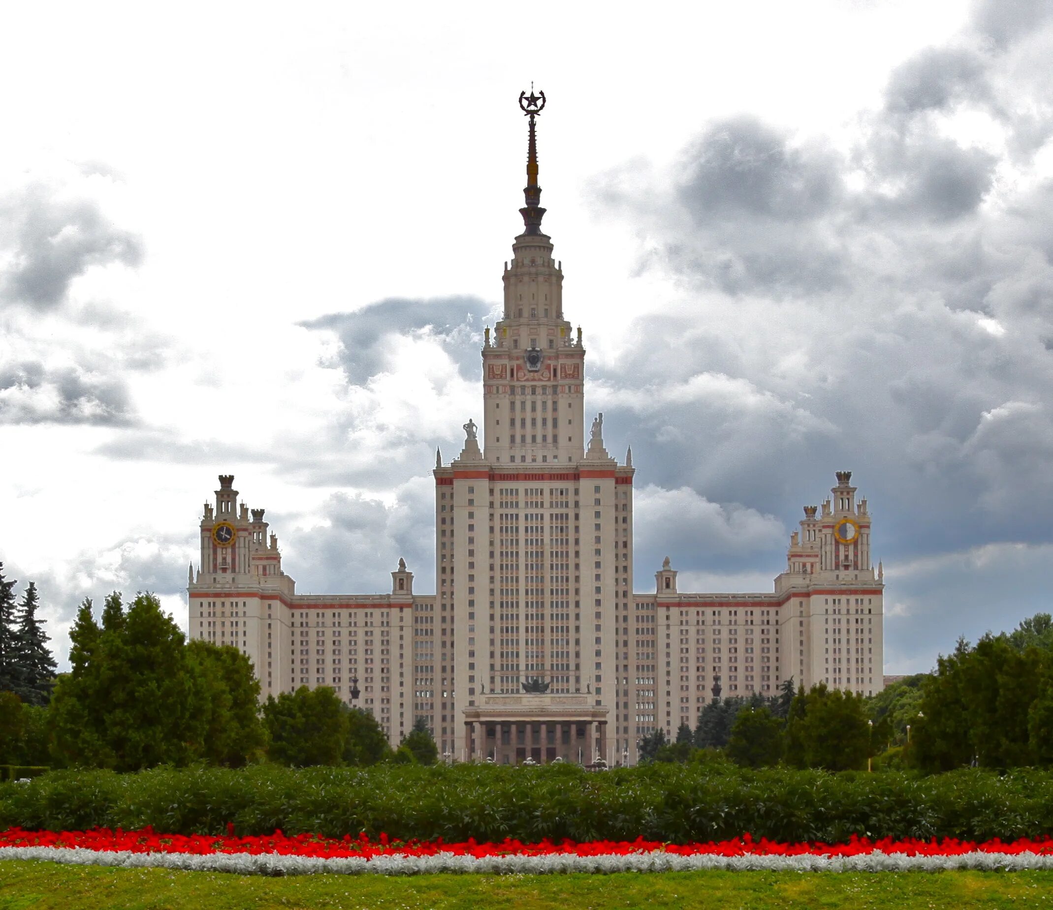 Мгу родителям. Сталинские высотки МГУ. Московский государственный университет имени м.в. Ломоносова. МВГУ И МГУ. Университет МГУ сталинские высотки ЕГЭ.