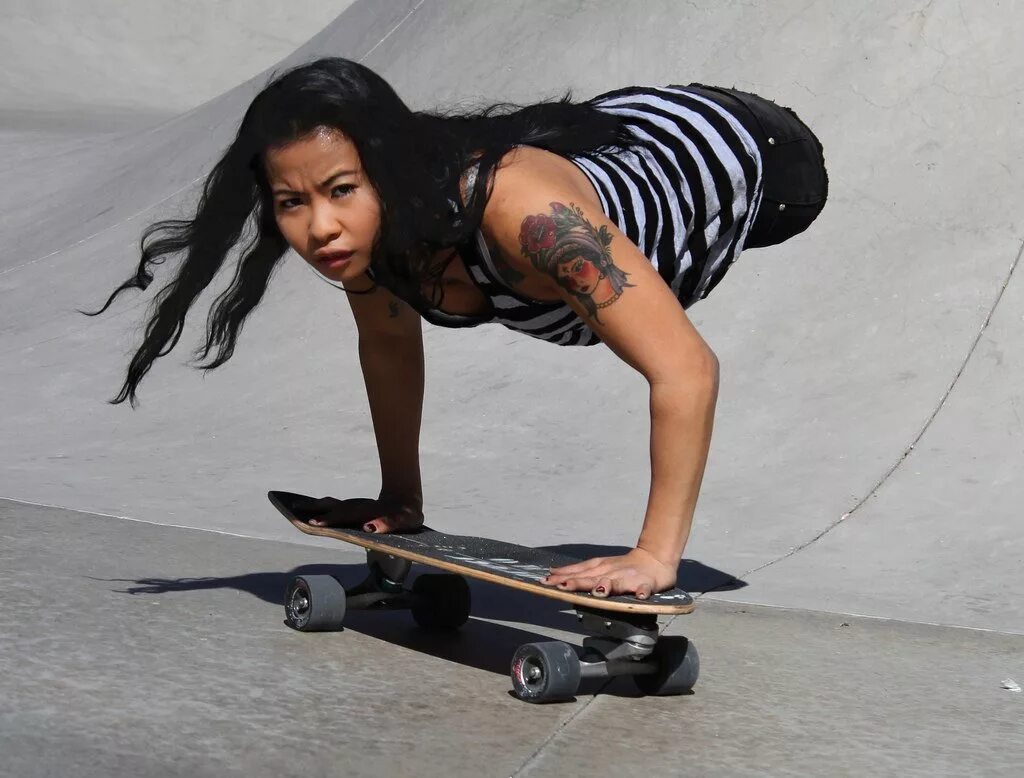 Женщина на костылях. Девушка инвалид. Человек с костылями на улице. Девушка с коляской. Тележка для безногих.