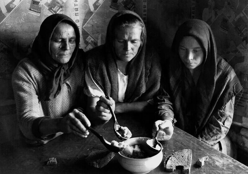 Обед советского человека. Блокада ленинграда 1941-1945 дети. Дети блокадного ленинграда. Деревенский обед. Что ели люди в войну.