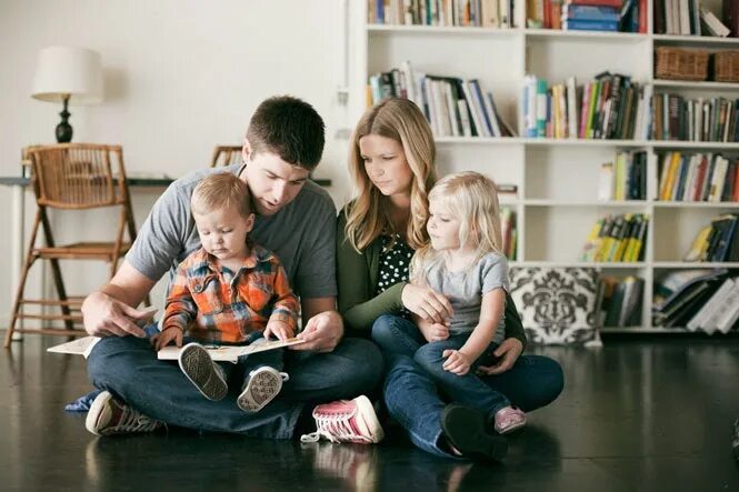 Семейное чтение. Семейная атмосфера. Чтение всей семьей. Атмосфера в семье.