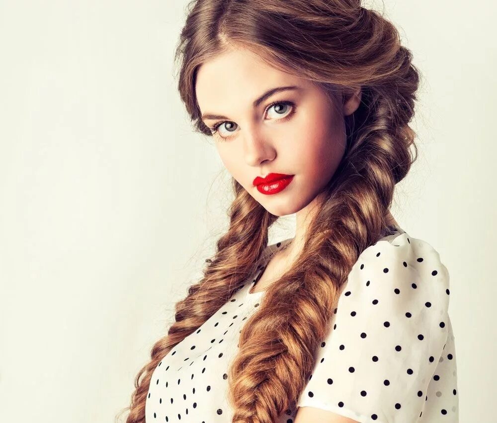 Девушки с длинными косами. Девушка с длинной косой. Причёски на очень длинные волосы. Красивые косы. Девушка с длинной косой.