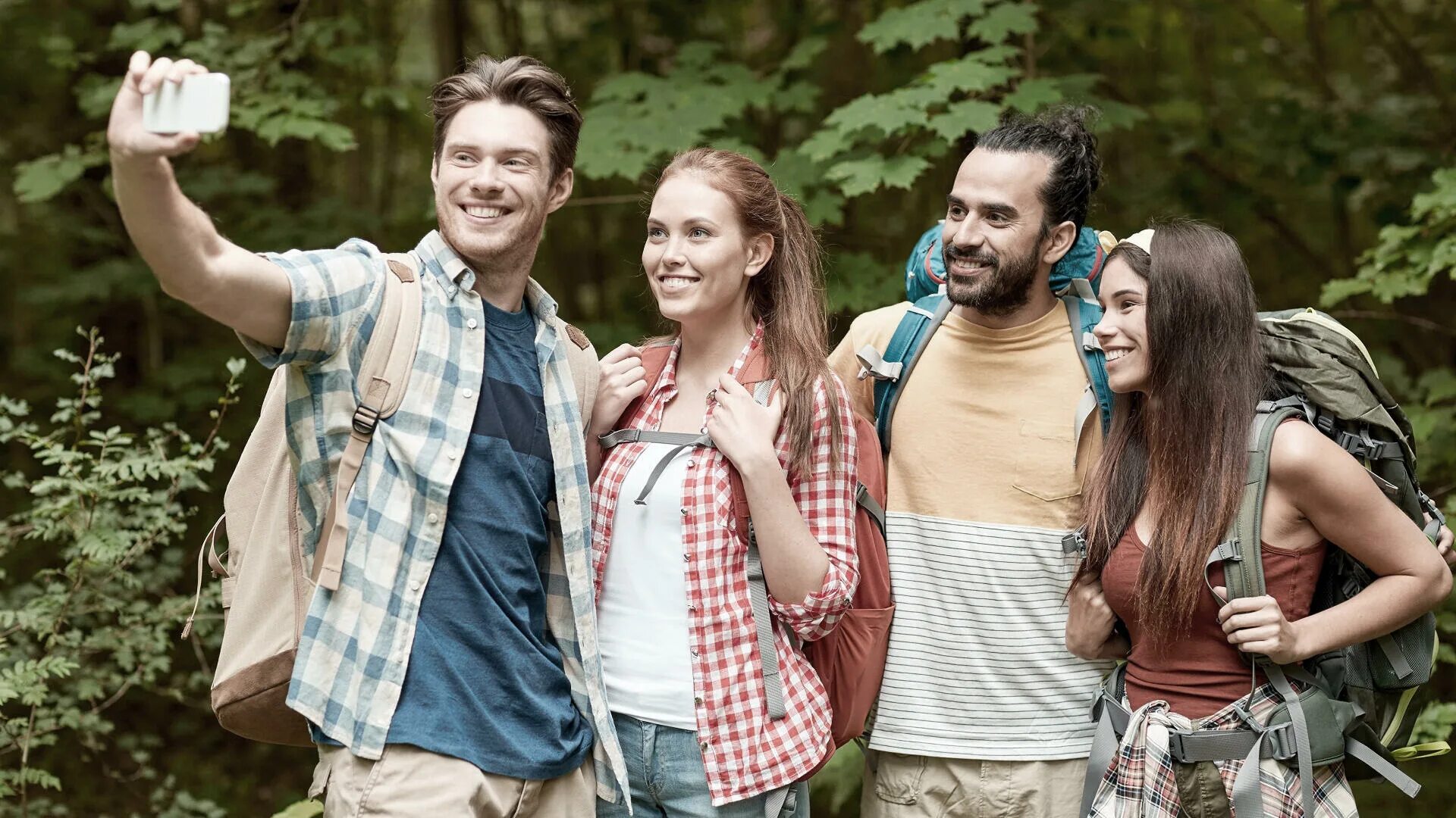 Taking people with you. People taking selfie. селфи улыбка. friends walking.