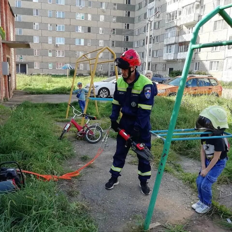 Детские площадки происшествие. Травматизм на детских площадках. Травма на детской площадке. Дети на детской площадке. Скорая на детской площадке.