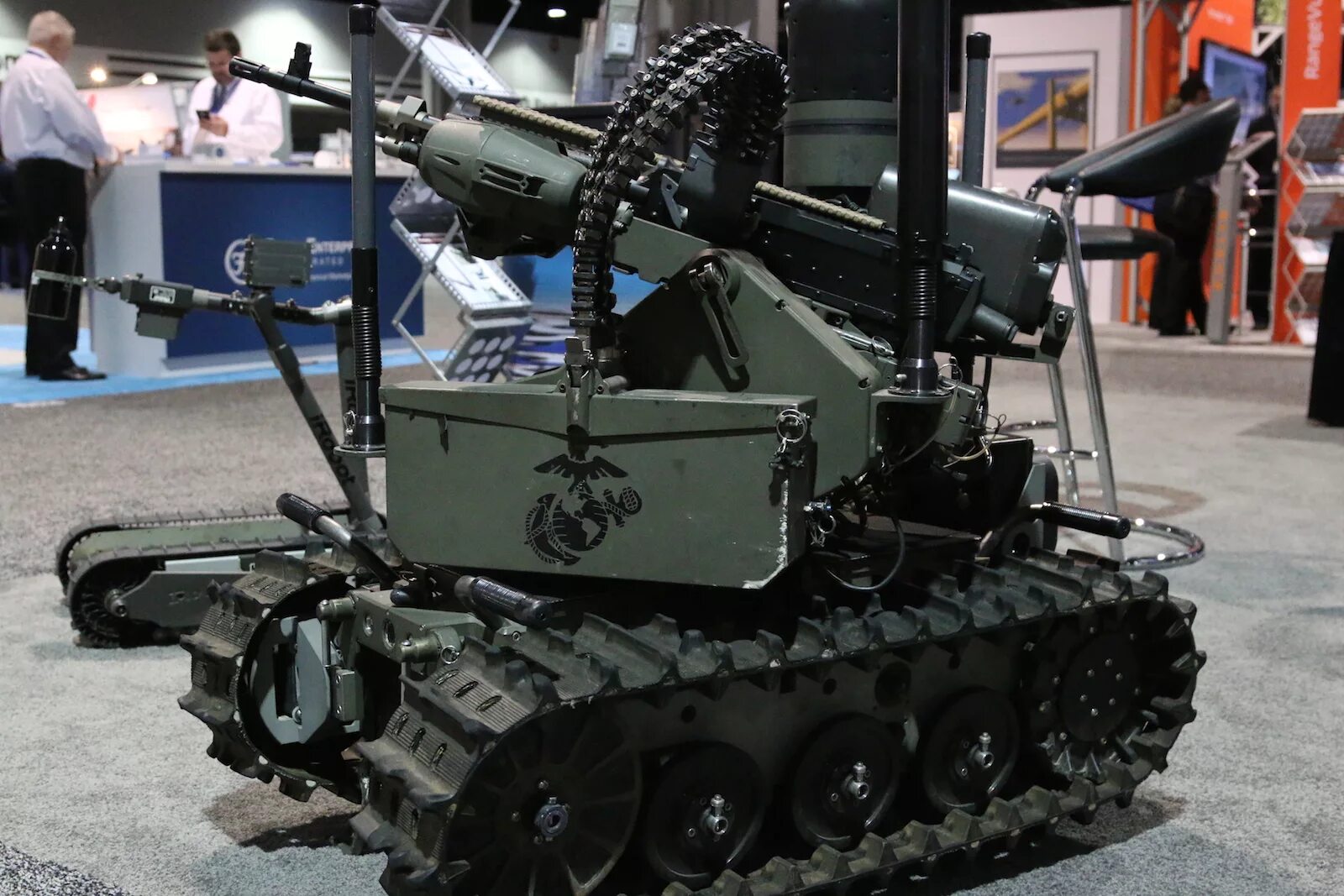 Гусеничный дрон. Maars военный робот. maars (modular advanced armed robotic system), сша. modular advanced armed robotic system. гусеничный робот.