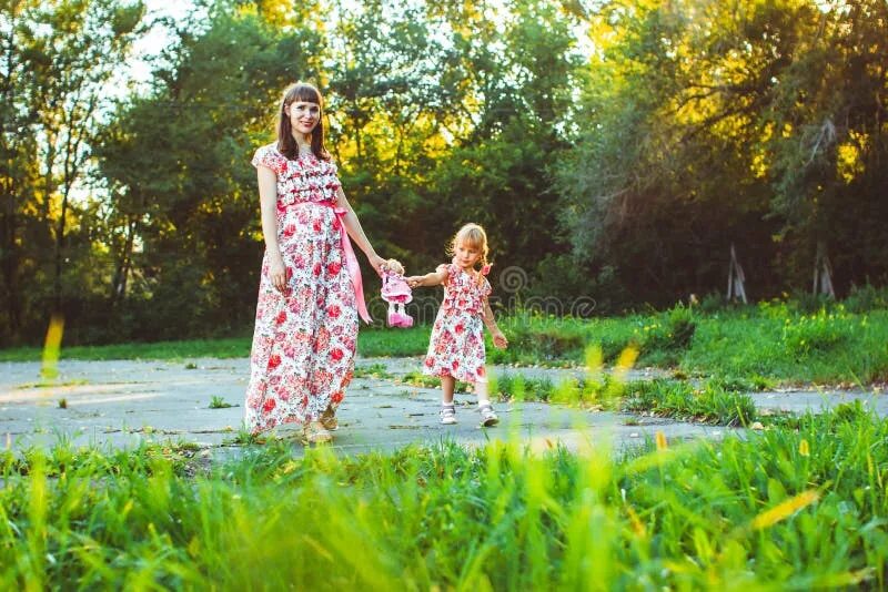 Маленькие мамы с дочками гуляли песня. Фотосессия мама и дочь прогулка летом. Девушка с дочкой гуляют в парке. Фото мама и дочка в парке аттракционов. Мама с дочкой гуляют.