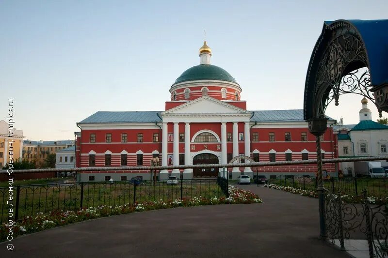 Казанский святыни. Богородицкий девичий монастырь Казань. Крестовоздвиженский храм Казанского Богородицкого монастыря. Крестовоздвиженский храм Казань.