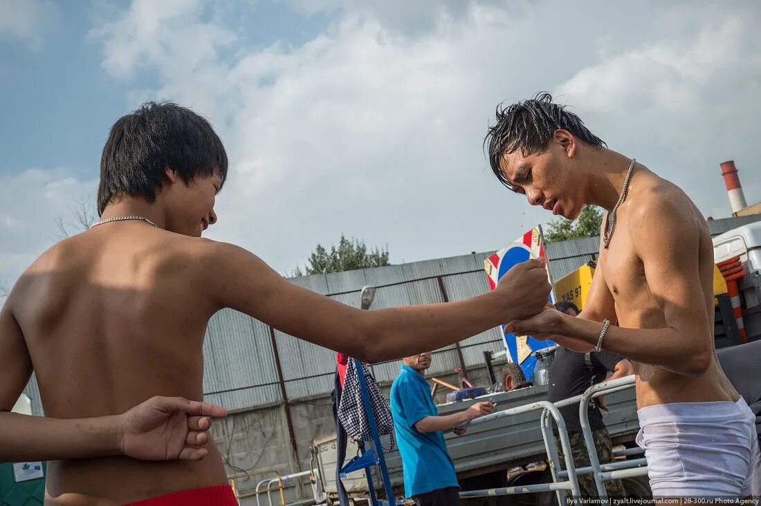 Парни-гастарбайтеры. Парни таджики гастарбайтеры. Парни таджики гастарбайтеры. Парни-гастарбайтеры. Парни таджики гастарбайтеры.