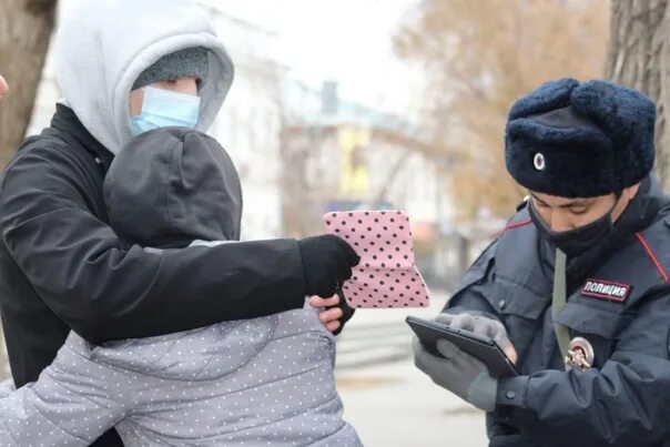 Митинг в Астрахани. Митинг Астрахань полиция. Полиция на зиму мигранты. Задержания в Астрахани гит. Задержание в астрахани в день траура