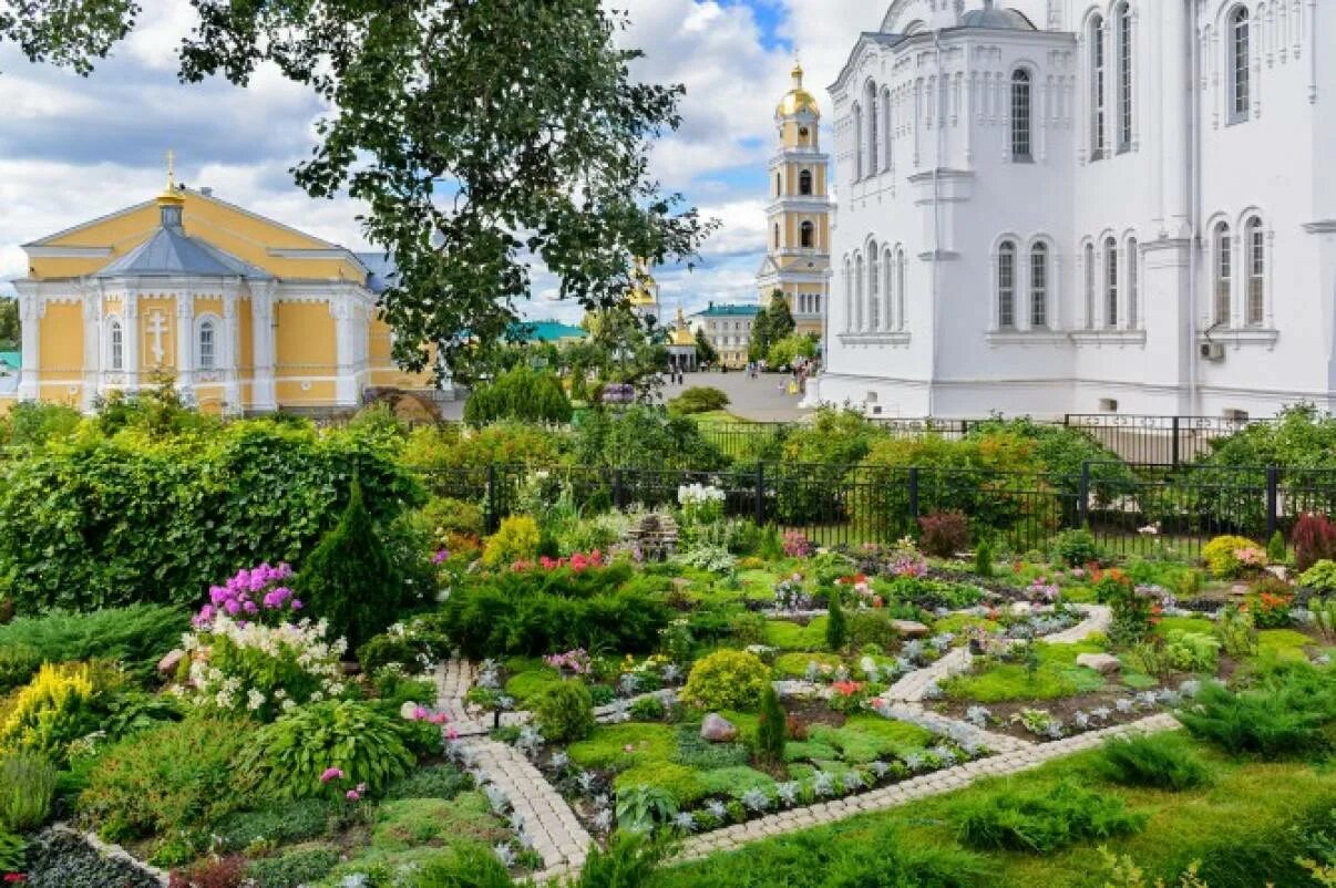 Дивеево монастырский сад. Московское подворье Серафимо-Дивеевского монастыря. Сад в Дивеевском монастыре. Дивеево монастырь канавка Богородицы. Подворье серафимо дивеевского