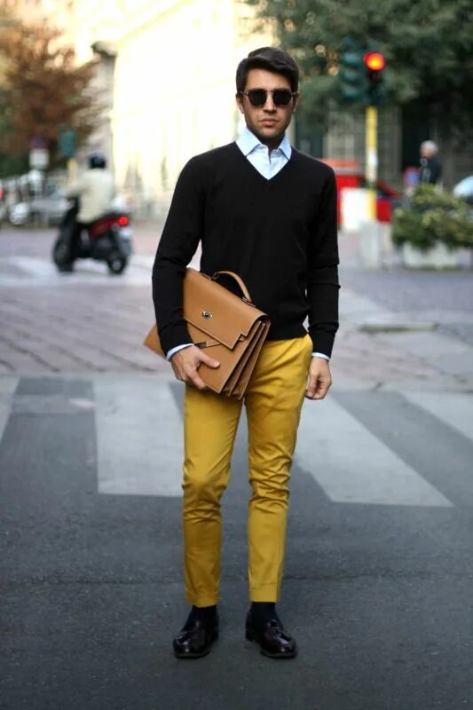 Мужской лук желтый. Горчичные брюки мужские. Желтые брюки мужские. Горчичные брюки с черной водолазкой мужские. Горчичный человек