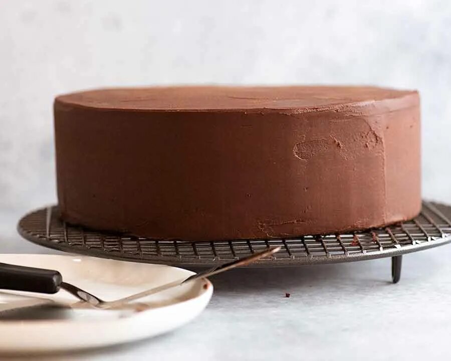 Покрытие торта белым шоколадом. Шоколадная глазурь ганаш. Ганаш для торта шоколадный. Бетонный ганаш. ШОК ганаш.