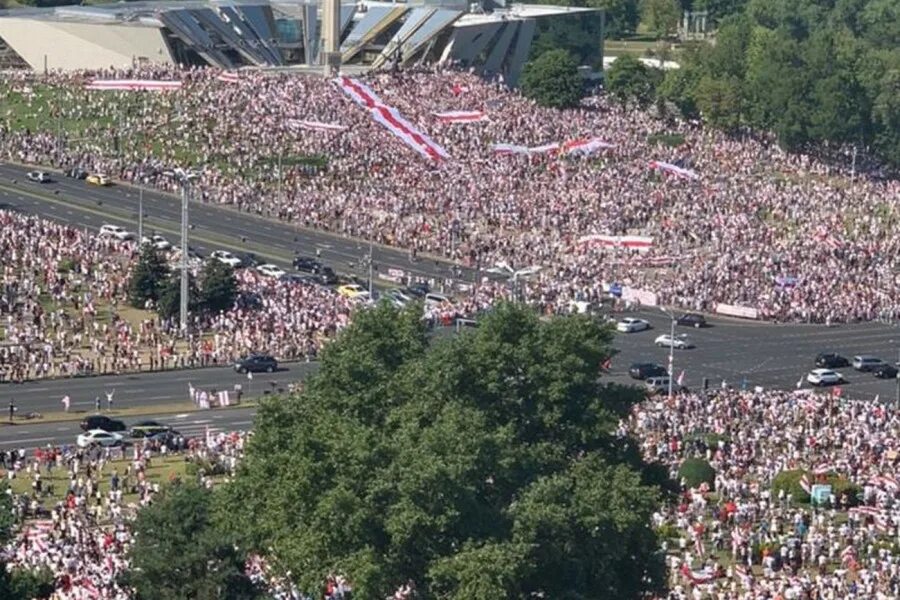 Протесты в Беларуси вид сверху. Митинг Минск вид сверху 2020. Митинг в Минске 2020. 9 августа 2020