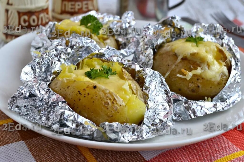 Приготовить картошку в духовке в фольге целиком. Картошка в фольге. Запечённая картошка в духовке в фольге. Картофель в фольге в духовке с сыром. Картошка с сыром в духовке в фольге.