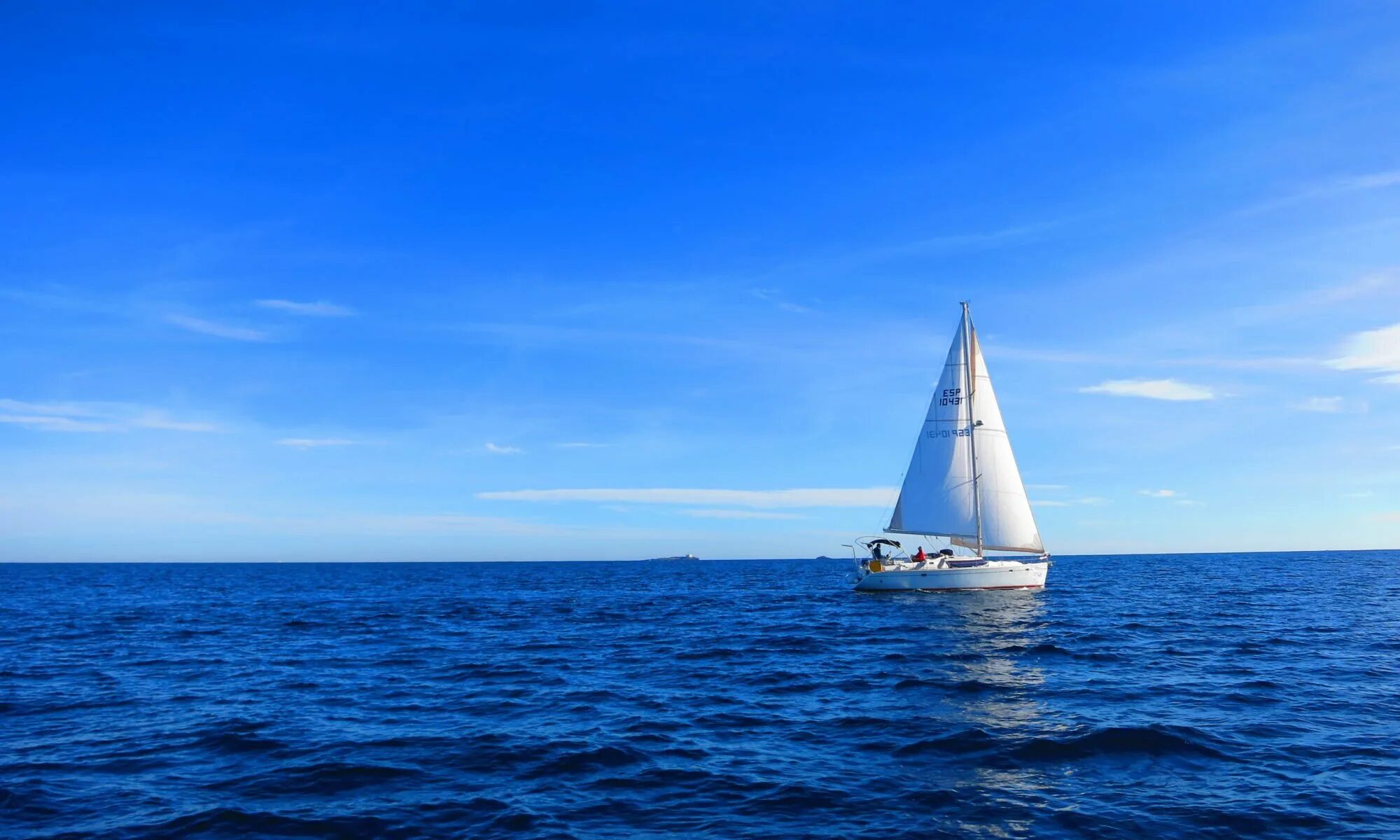 Яхта парус оригинал. Ялта парус август. Парус на лодке. Яхта парус оригинал. Плыть под парусом.