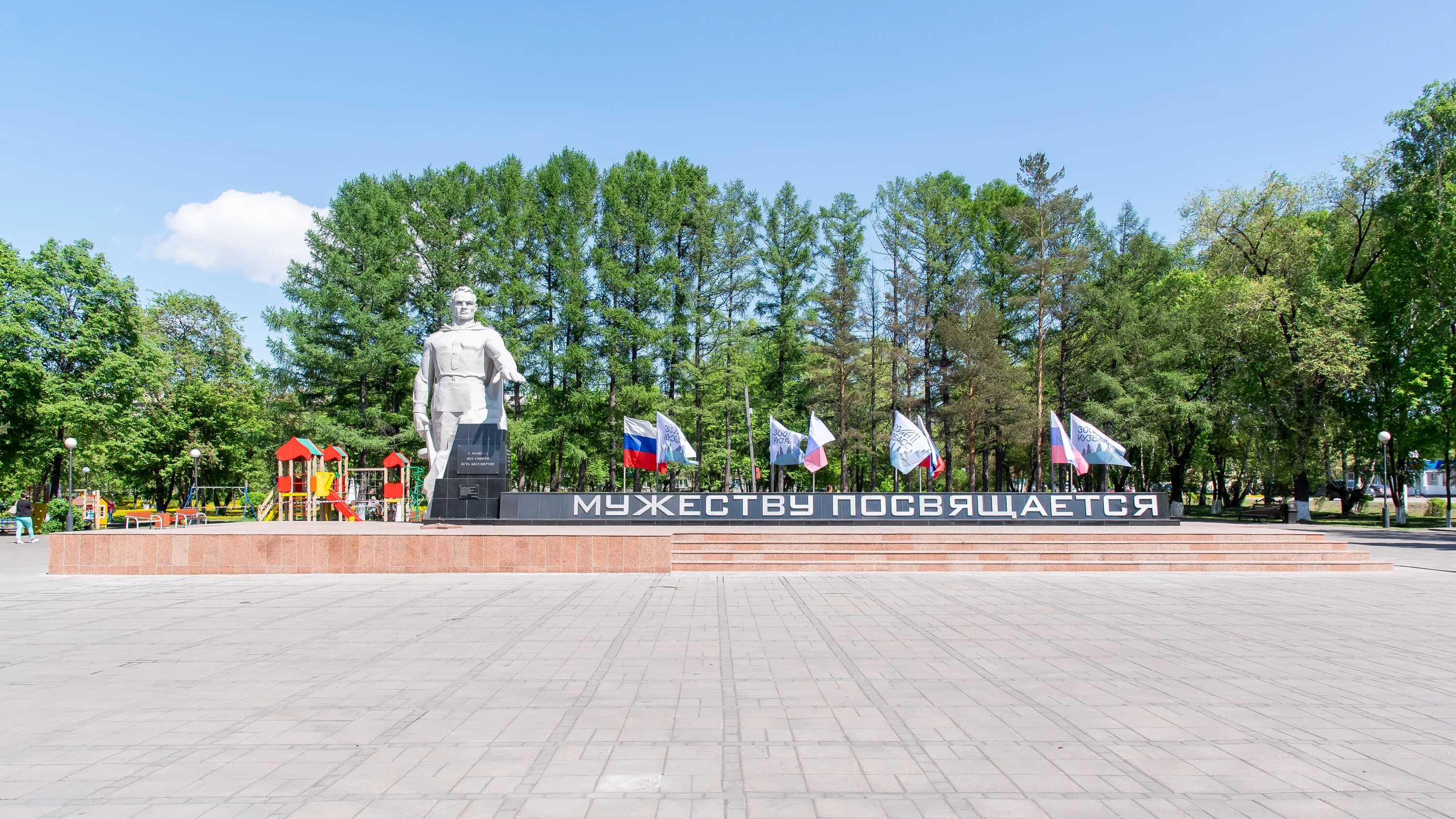 Киселёвск кемеровская область. Парад 9 мая киселевск. Город киселевск кемеровская область. Кузбасс литературный. Киселевск мемориал.