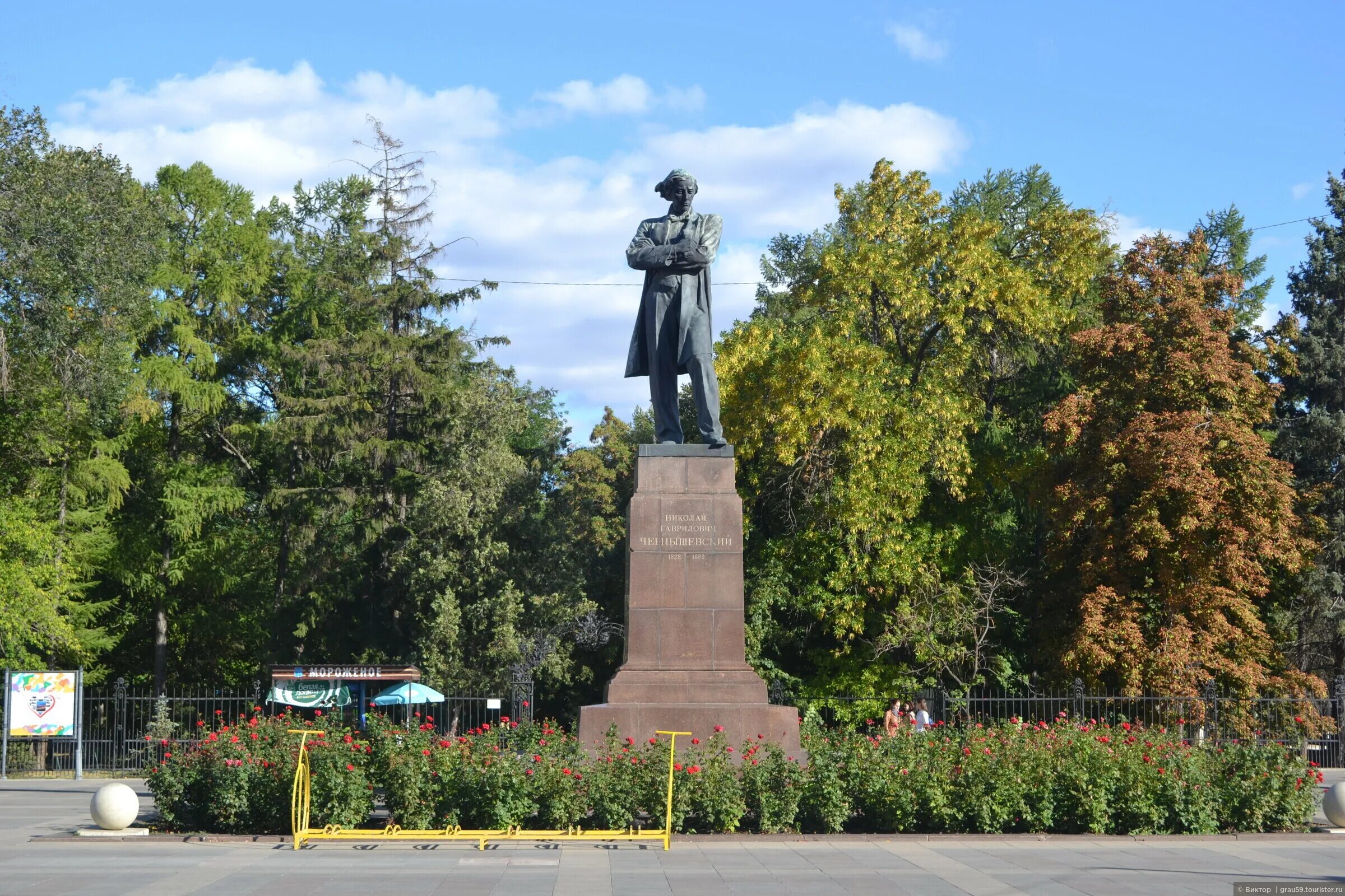 Памятник в чернышевском. Памятник Чернышевскому в Саратове. Памятник Чернышевскому (Саратов, площадь Чернышевского). Памятник н г Чернышевскому Саратов.