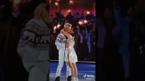 Женя поцеловала женю