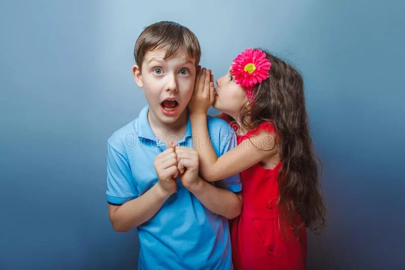 Смешно про любовь дети. Девочка шепчет мальчику. Все говорят мальчика будет девочка. Картинка мальчик и девочка. Беззаботное детство дональд золан.