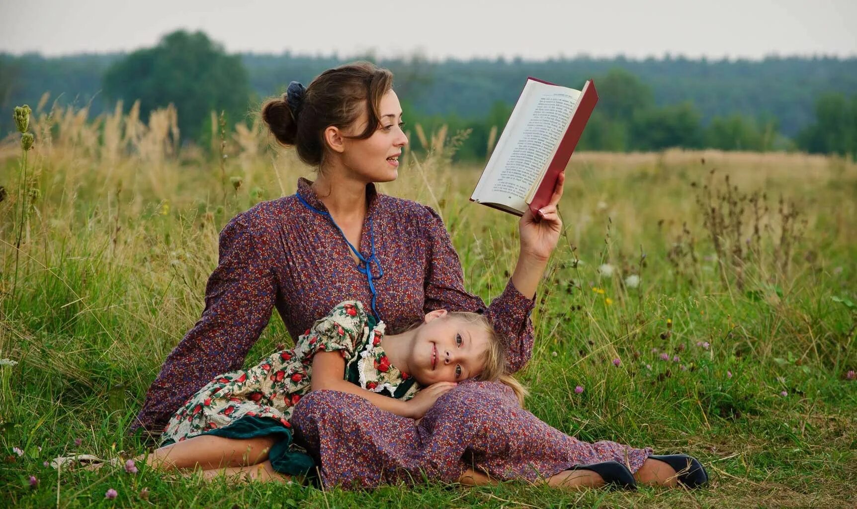 Мама читает дочке книгу. Фотосессия с книгой на природе. Фотосессия мама и дочка. Фотосессия мама и дочка на природе. Чтение на природе с детьми.
